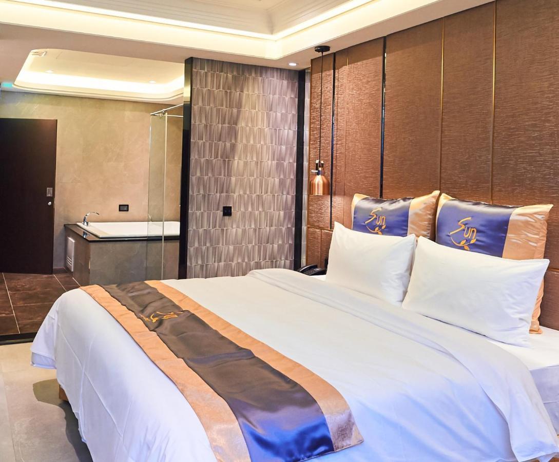 Sun Motel Kaohsiung Esterno foto